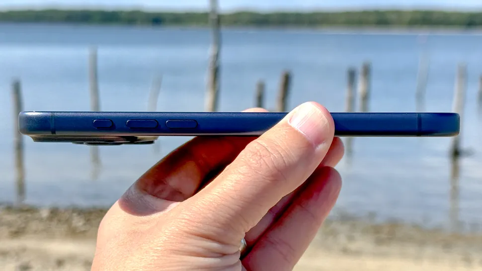 مقایسه آیفون 17 پرو مکس با گلکسی S25 اولترا از لحاظ ضخامت