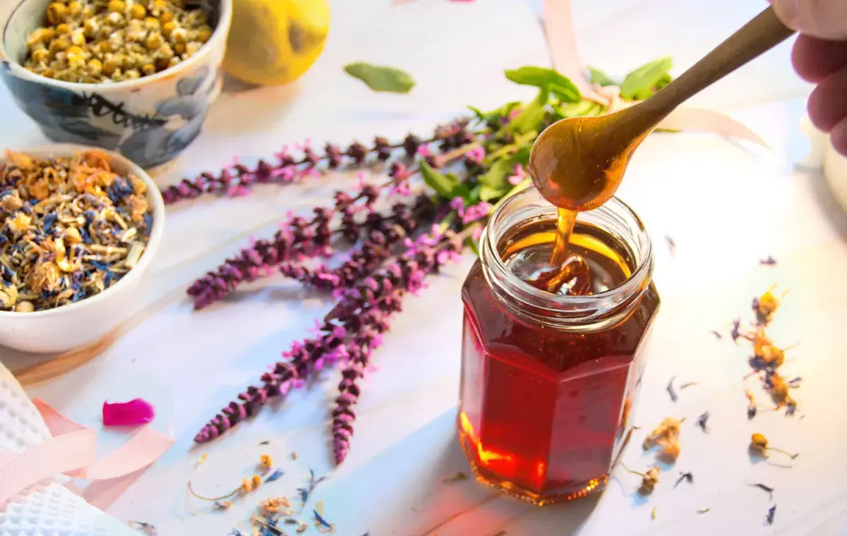 شهد عسل طبیعی از ترکیبات کرم شهدالعسل