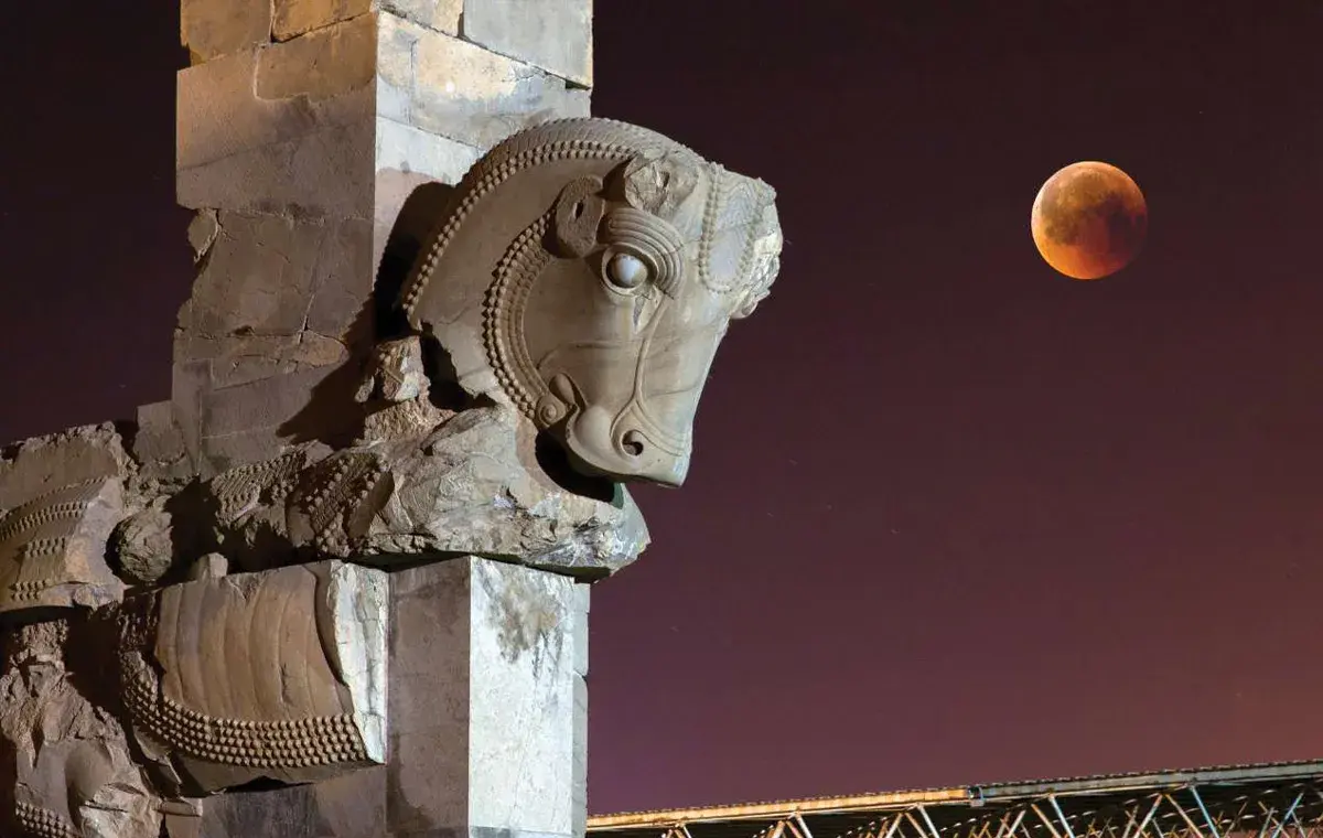 ماه خونین در تخت جمشید ایران