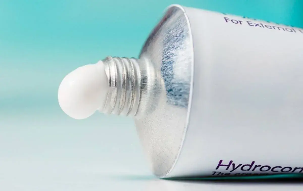 پماد هیدروکورتیزون برای لک صورت؛ نظر متخصصان و تجربه کاربران