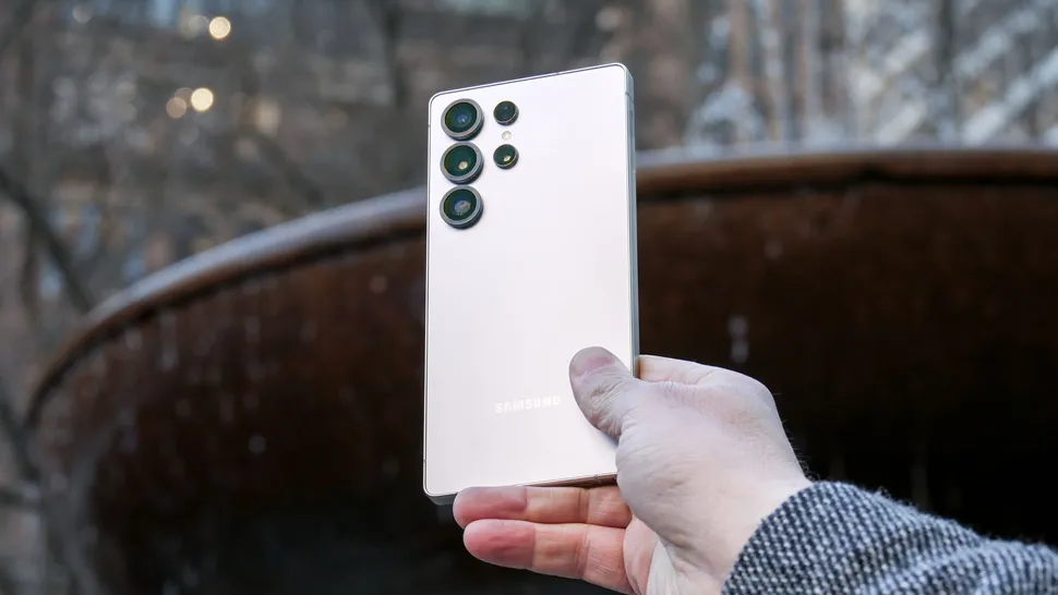 مقایسه آیفون 17 پرو مکس با گلکسی S25 اولترا از لحاظ طراحی و کیفیت ساخت