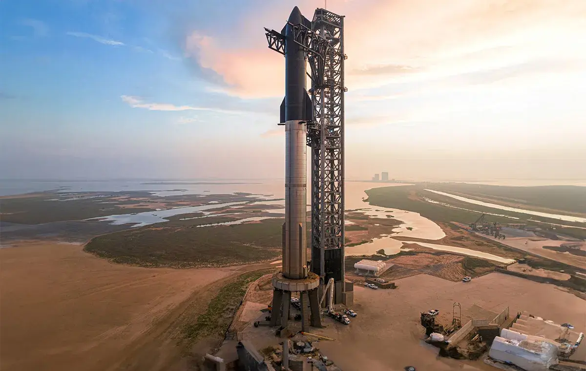 فضاپیمای استارشیپ بر سکوی پرتاب در استاربیس