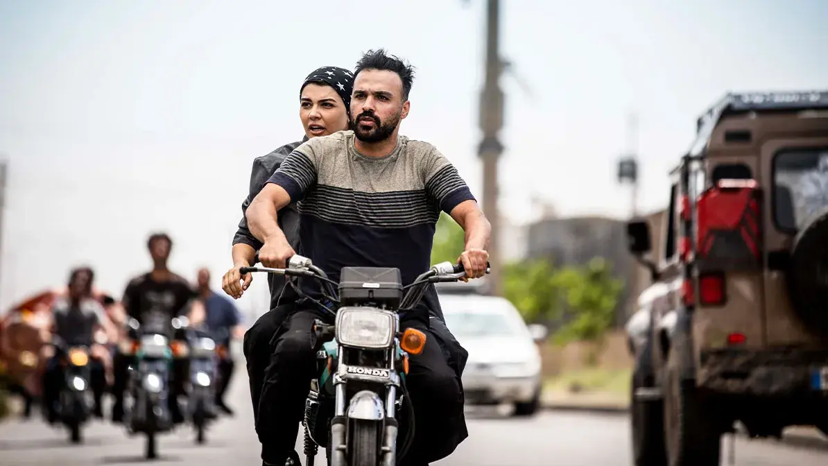 بررسی فیلم گوزنهای اتوبان