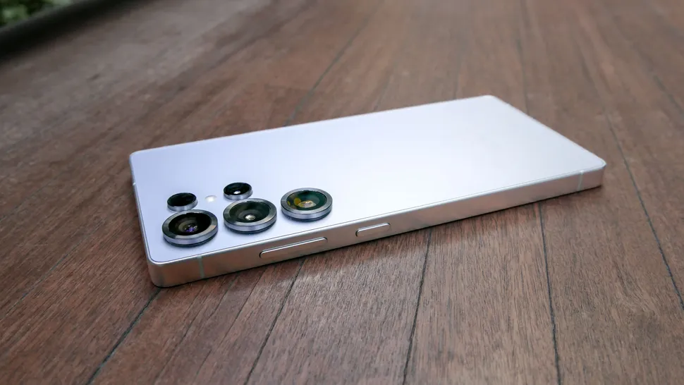 مقایسه آیفون 17 پرو مکس با گلکسی S25 اولترا از لحاظ ضخامت