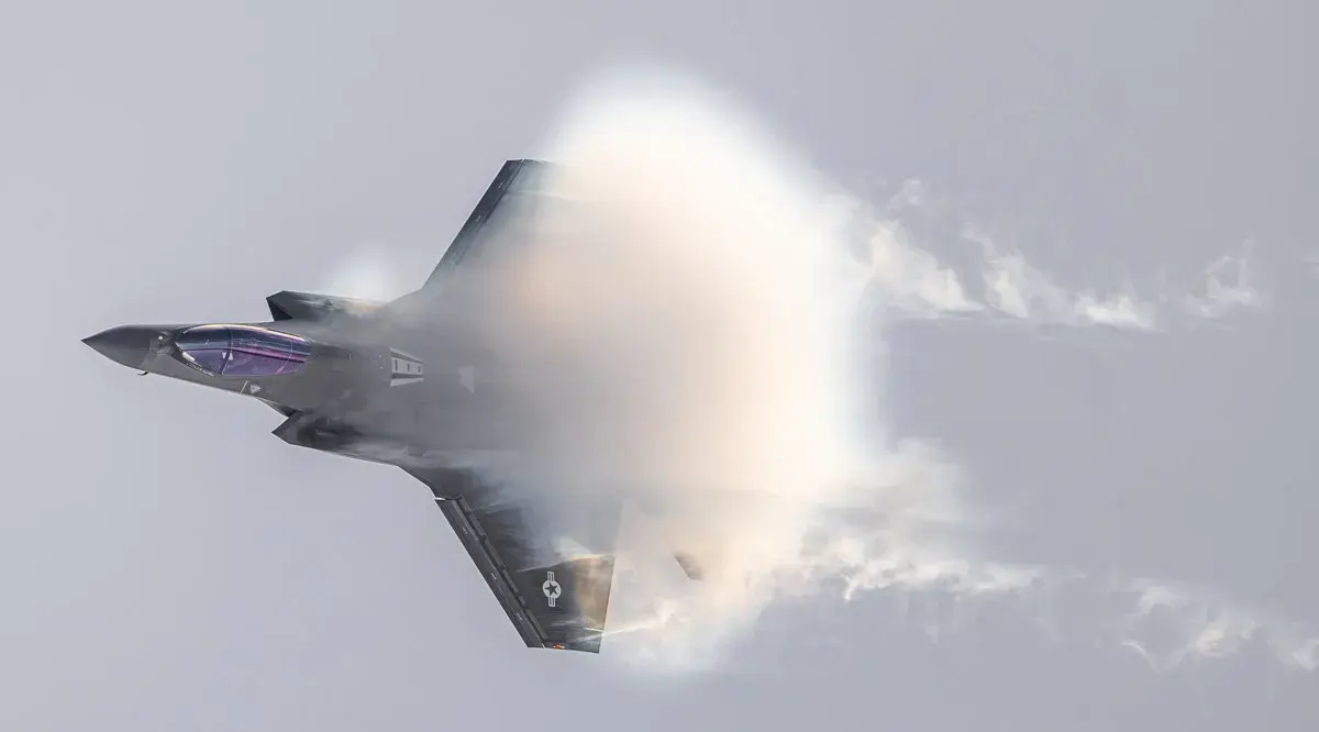 اف 35 در حال شکستن دیوار صوتی