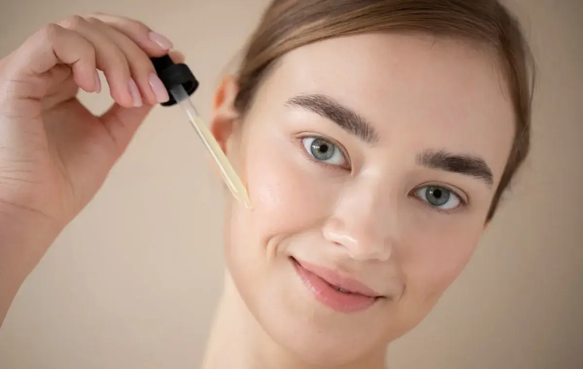 بهترین روغن برای لک قهوه ای صورت؛ خداحافظی همیشگی با لک‌ها