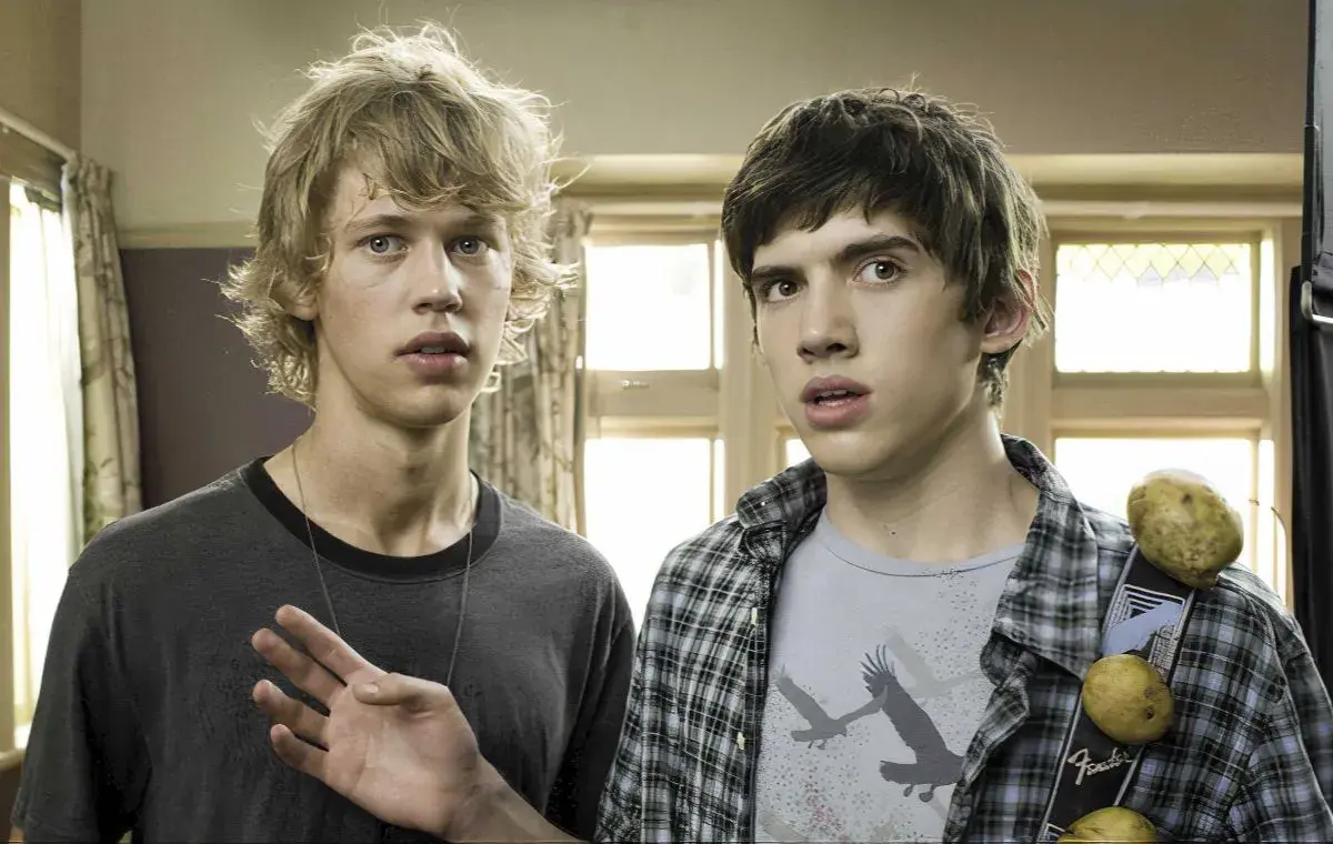 آستین باتلر؛ بیگانگان زیرشیروانی (Aliens in the Attic)