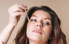 بهترین سرم جوانسازی پوست؛ بررسی برندهای محبوب و پرفروش بازار