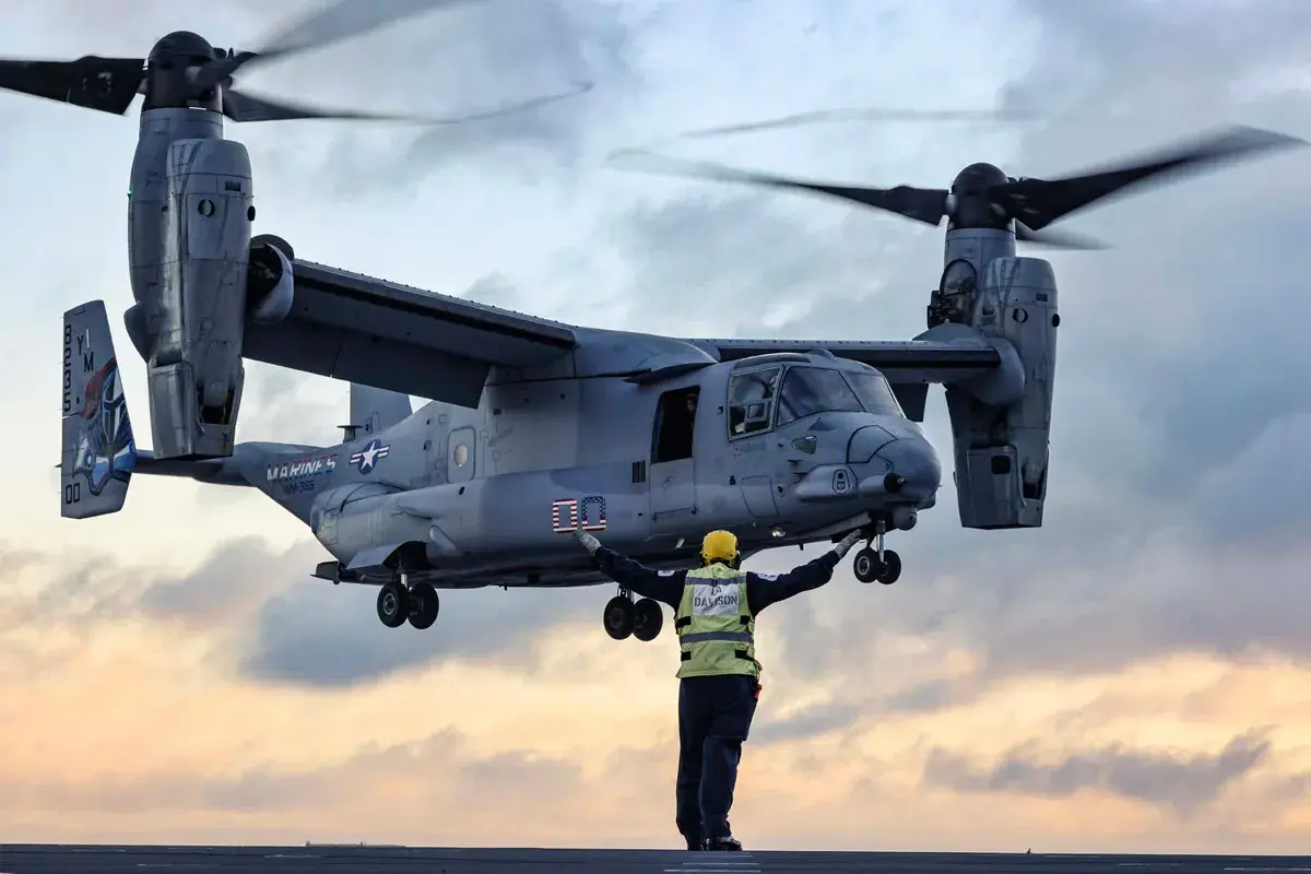 پرواز بالگرد V-22 آسپری از ناو جنگی HMS Prince of Wales بریتانی