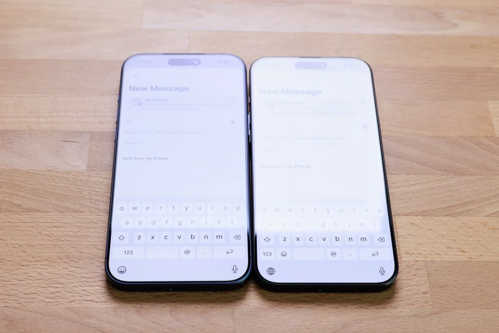 مقایسه میزان بازتاب نور در آیفون ۱۷ پرو (چپ) و آیفون ۱۶ پرو (راست)