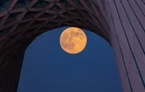 ابرماه آبان 1404 در کنار برج آزادی