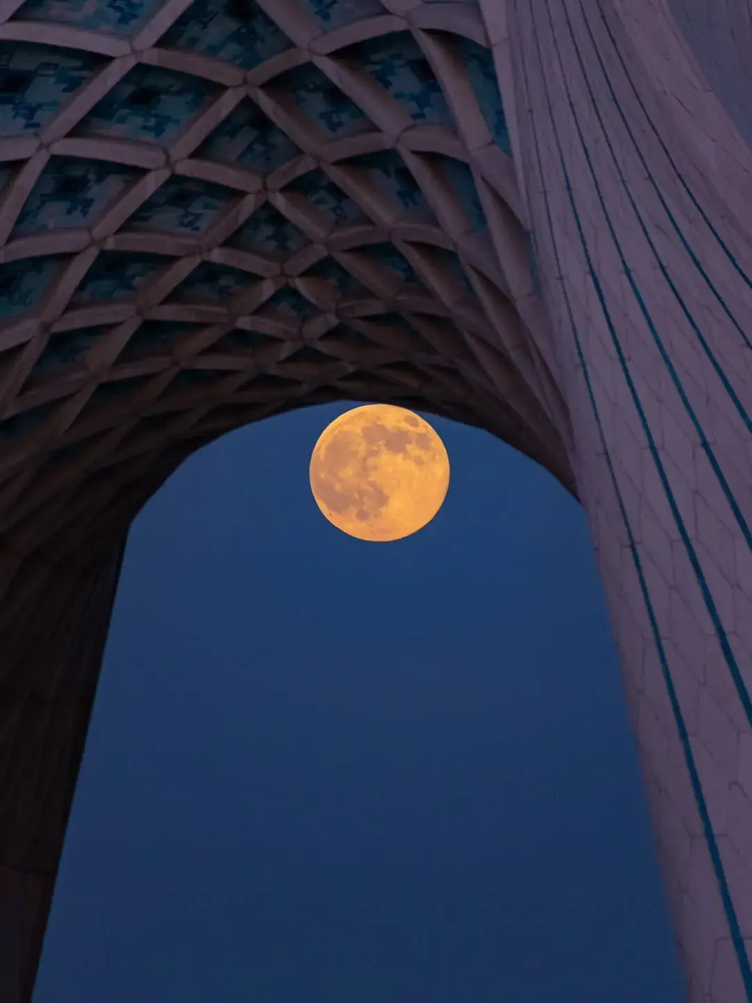 ابرماه آبان 1404 در کنار برج آزادی