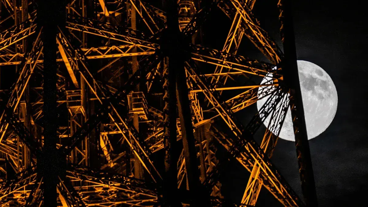 ماه در کنار سازه برج ایفل