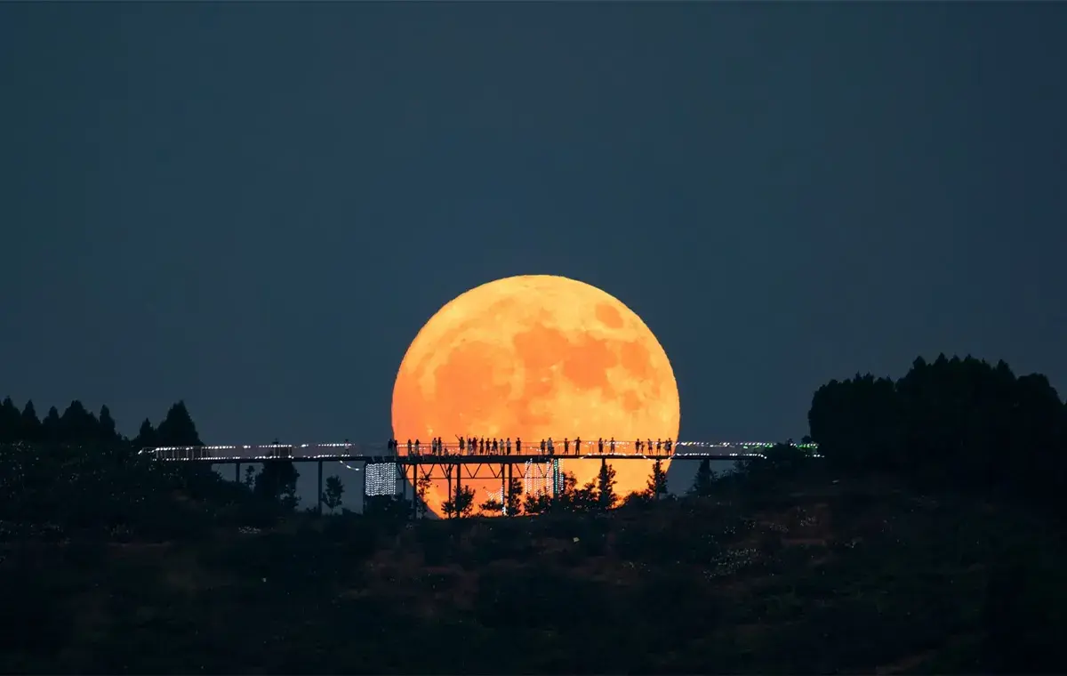 راهنمای تماشای ابرماه آبان ۱۴۰۴؛ بزرگ‌ترین ماه کامل سال