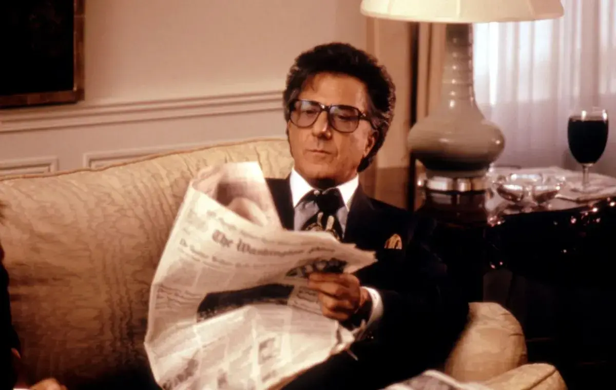 بهترین فیلمهای داستین هافمن؛ سگ را بجنبان (Wag the Dog)