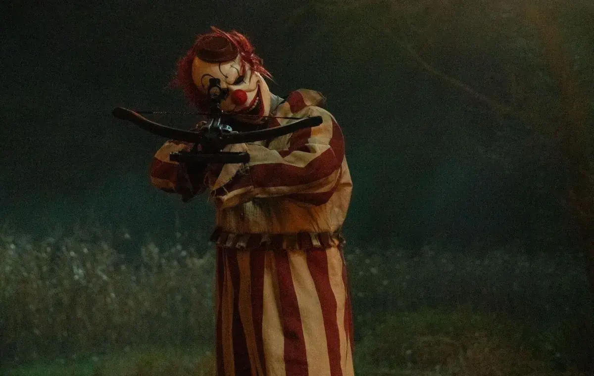 دلقک در مزرعه ذرت (Clown in a Cornfield)