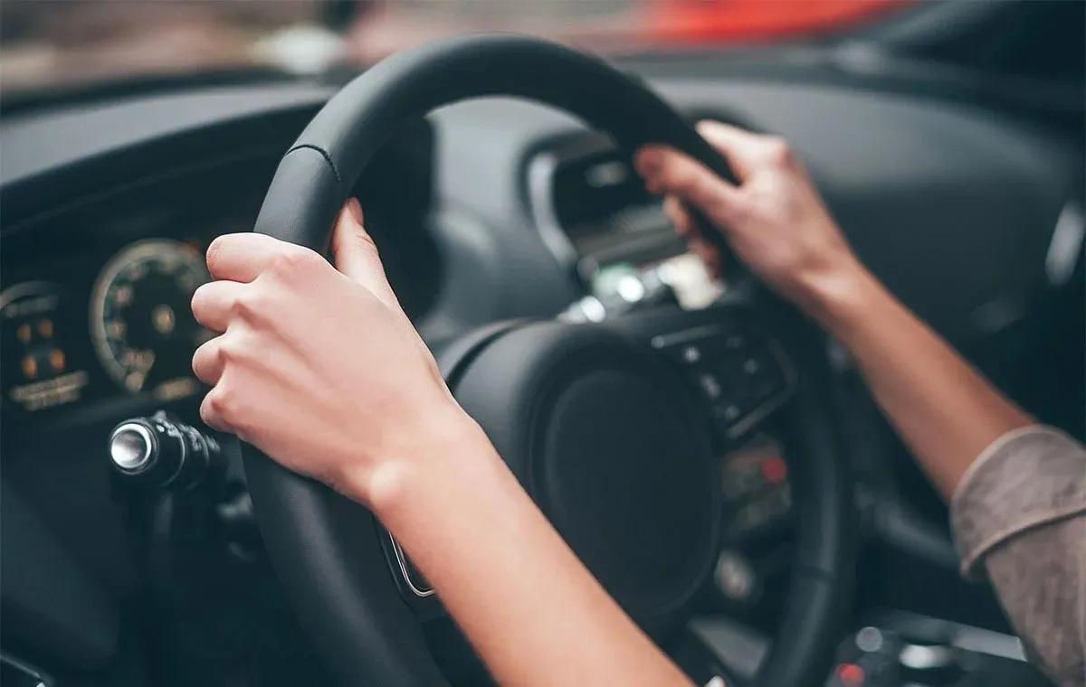 چه چیزی باعث می شود ماشین در هنگام ایستادن تکان بخورد؟