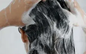 بهترین شامپو برای موهای چرب؛ راز داشتن موهایی سبک، تمیز و با طراوت