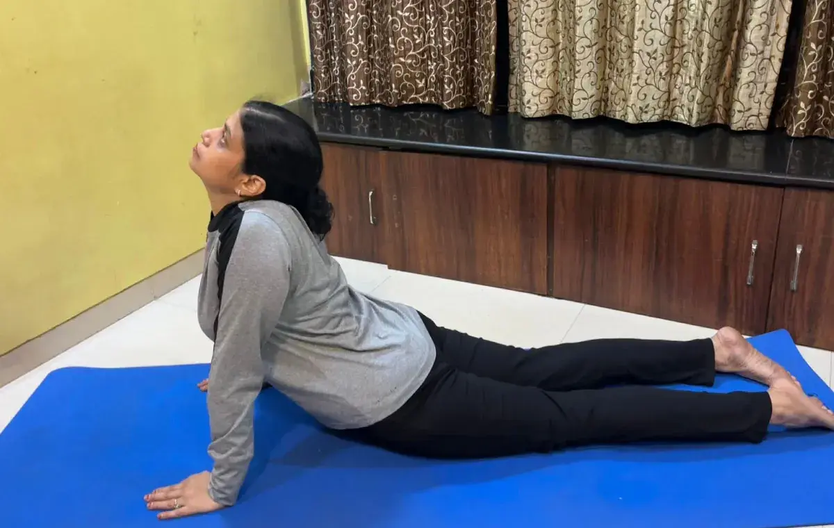 بُهُجاناسانا (وضعیت کبرا) جزو بهترین حرکت یوگا برای تنبلی تخمدان