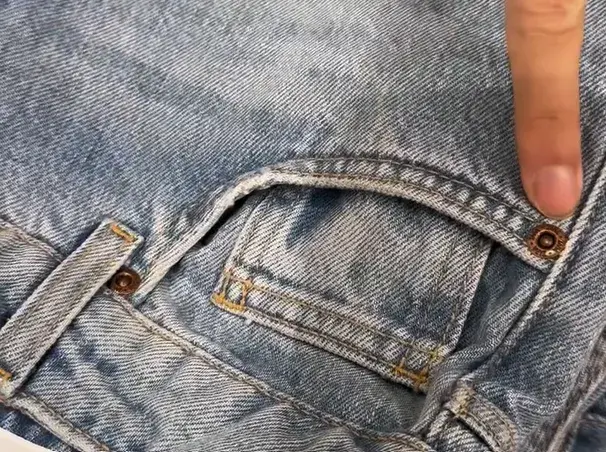  دکمه‌های ریز روی جیب شلوار جین 
