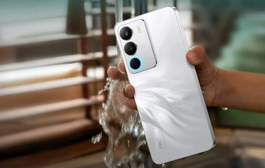 نقد و بررسی ریلمی‌ C71