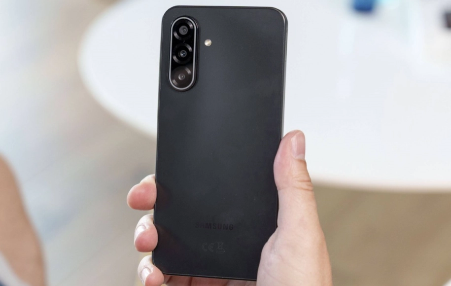 مقایسه ناتینگ مدل CMF Phone 1 با سامسونگ گلکسیA17