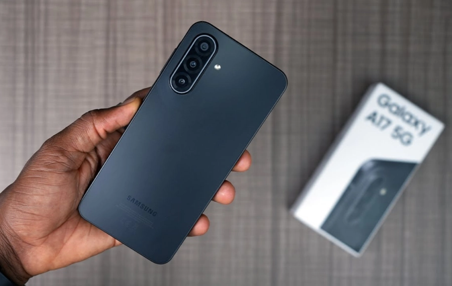 مقایسه ناتینگ مدل CMF Phone 1 با سامسونگ گلکسیA17