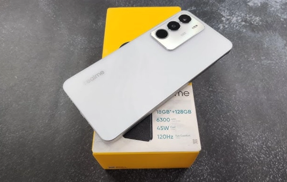 نقد و بررسی ریلمی‌ C71