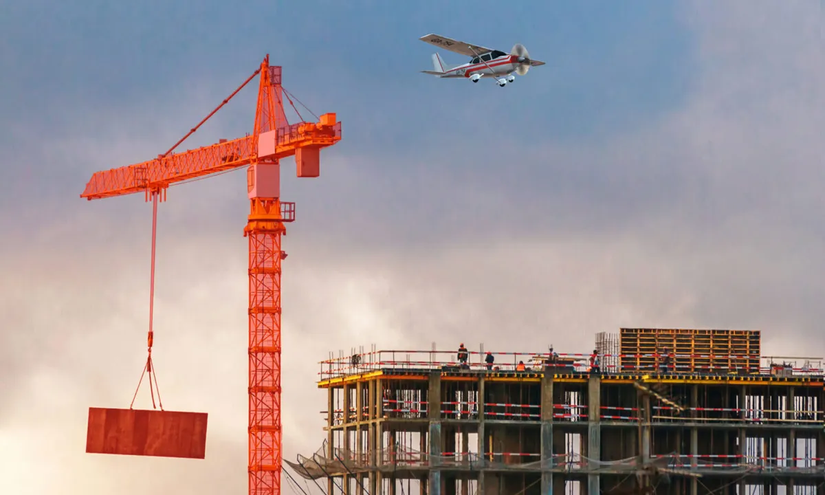 هر گونه تجهیزات اضافه و موقت در اطراف فرودگاه توسط نوتام اطلاع داده می‌شود.