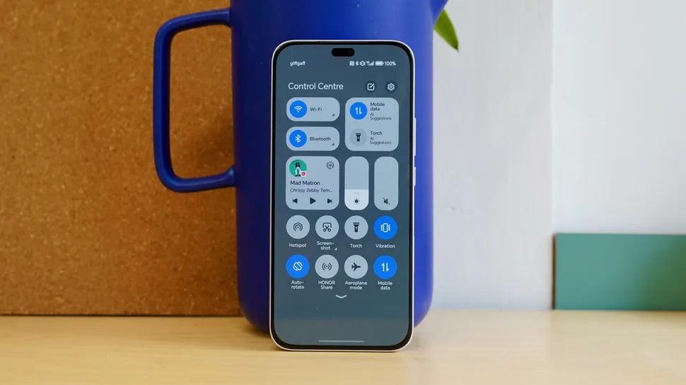 عملکرد سختافزاری و نرمافزاری آنر ۴۰۰ لایت