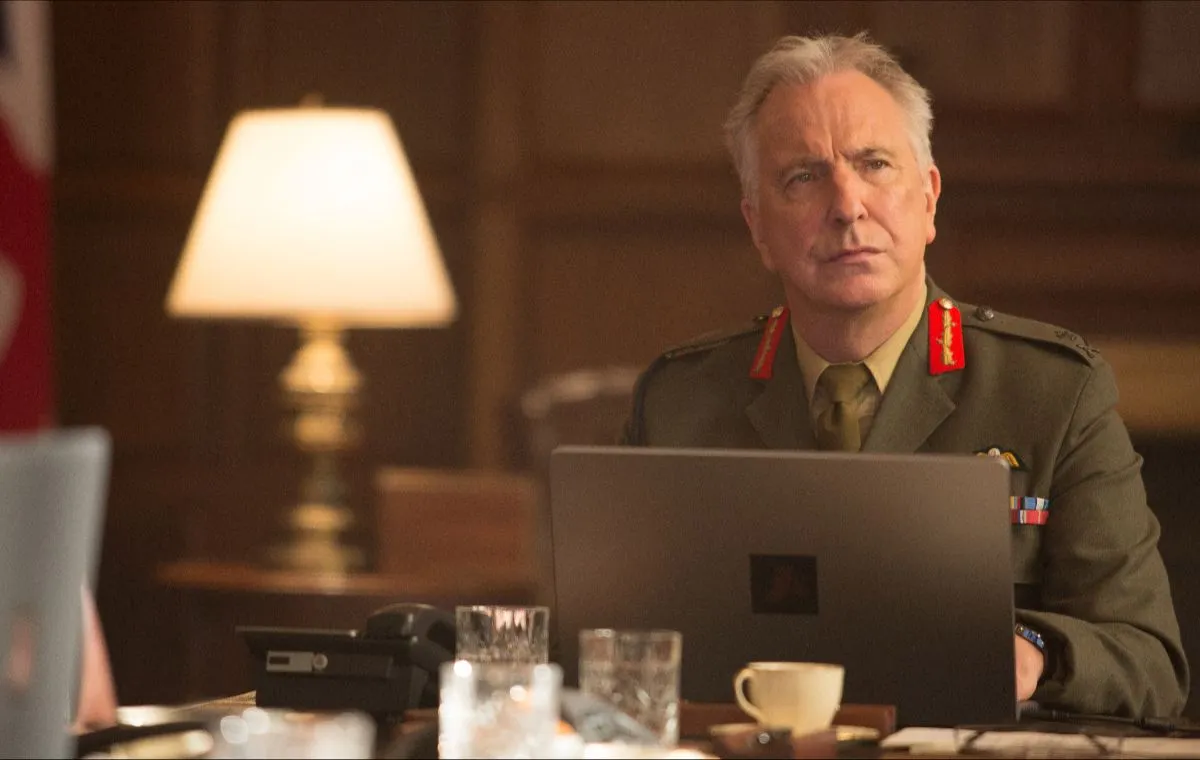 آلن ریکمن؛ چشمی در آسمان (Eye in the Sky)