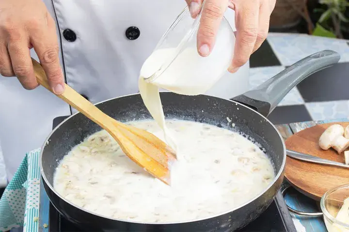 اضافه کردن خامه به سوپ