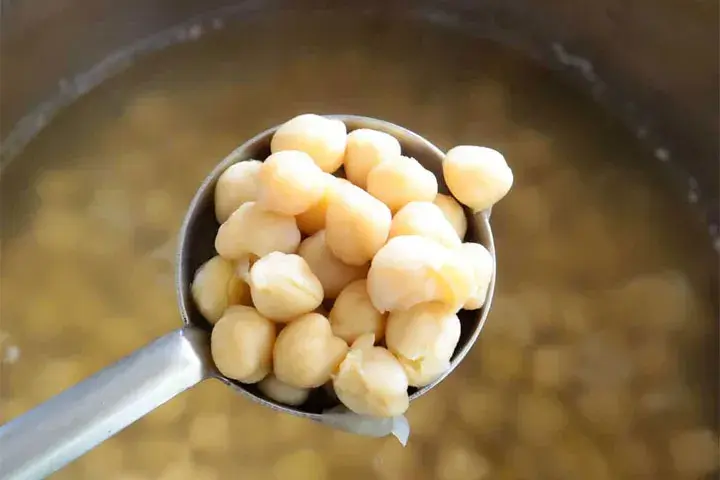 خیساندن نخود و لوبیا برای آش اسفناج