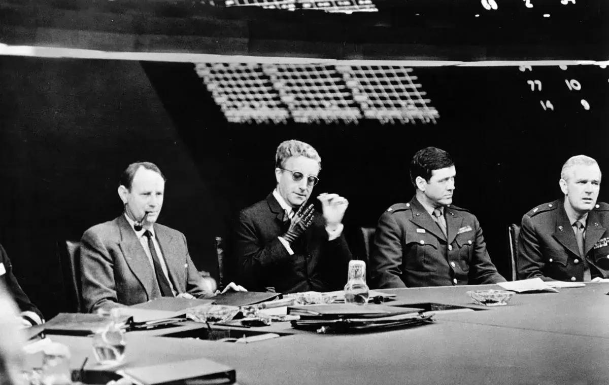 فیلم شبیه خانه‌ای از دینامیت؛ دکتر استرنجلاو (Dr. Strangelove)