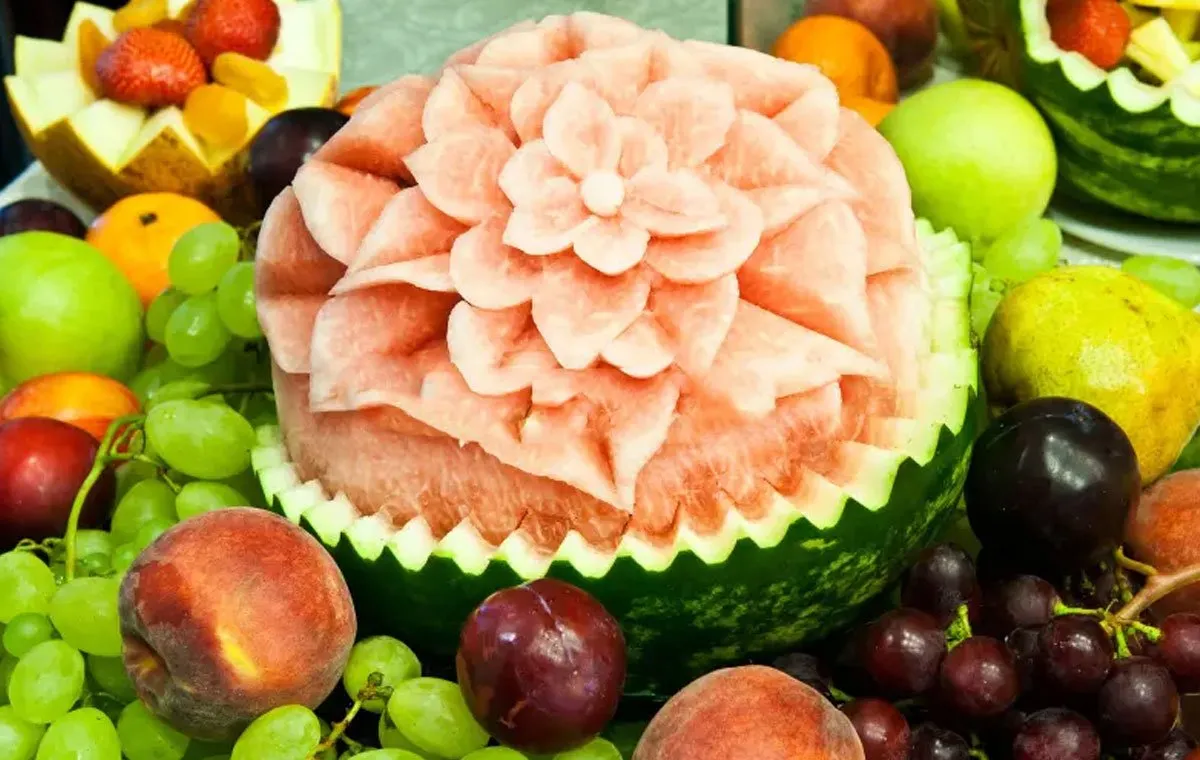 تزیین میوه شب یلدا با حکاکی روی پوست میوه‌ها