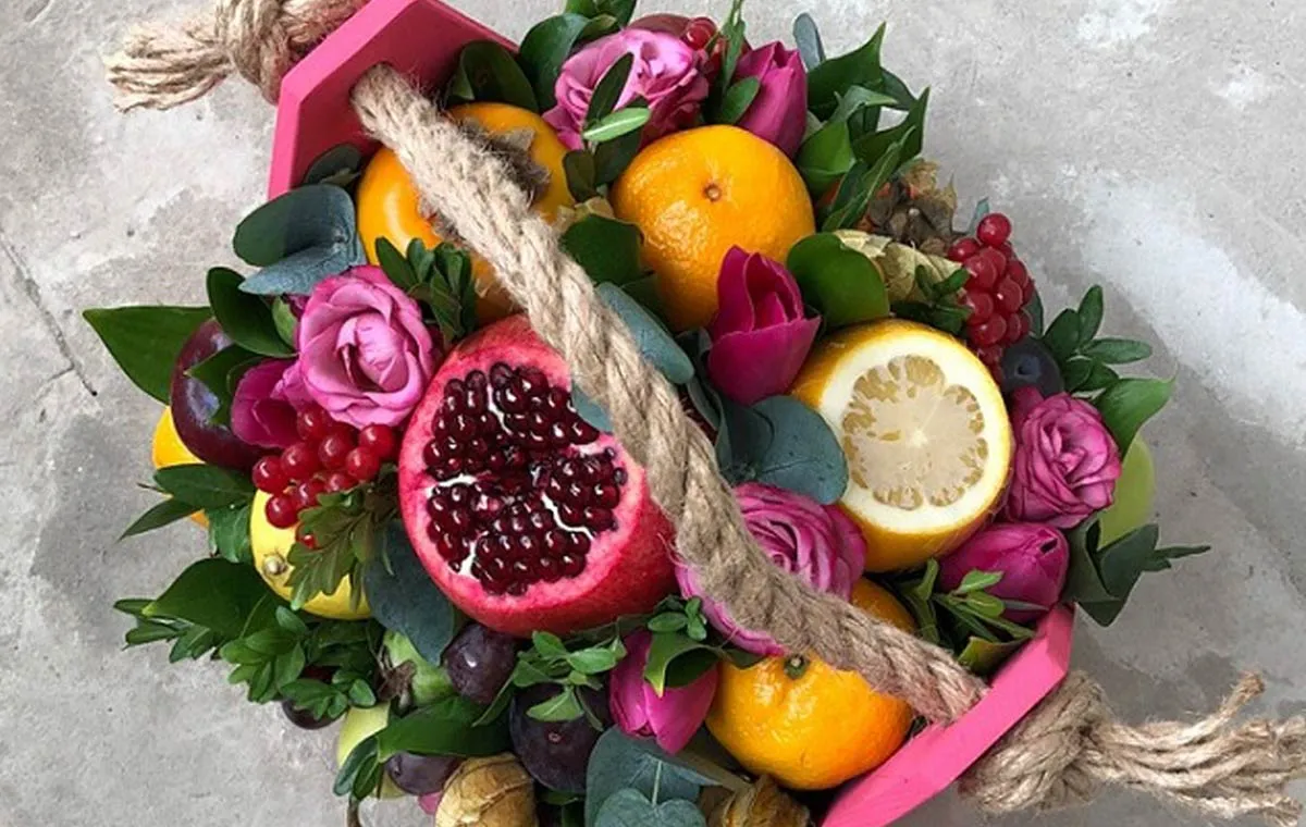 تزیین میوه‌های شب یلدا در سبد