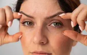 درمان خانگی افتادگی پلک؛ روش های موثر و بدون جراحی