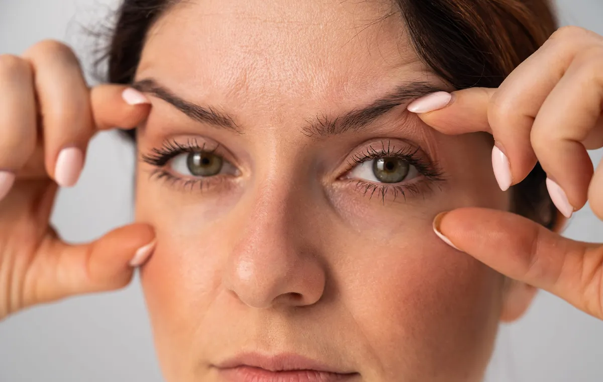 درمان خانگی افتادگی پلک؛ روش‌های موثر و بدون جراحی