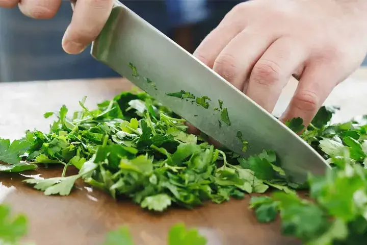 اضافه کردن سبزی آش خرد شده