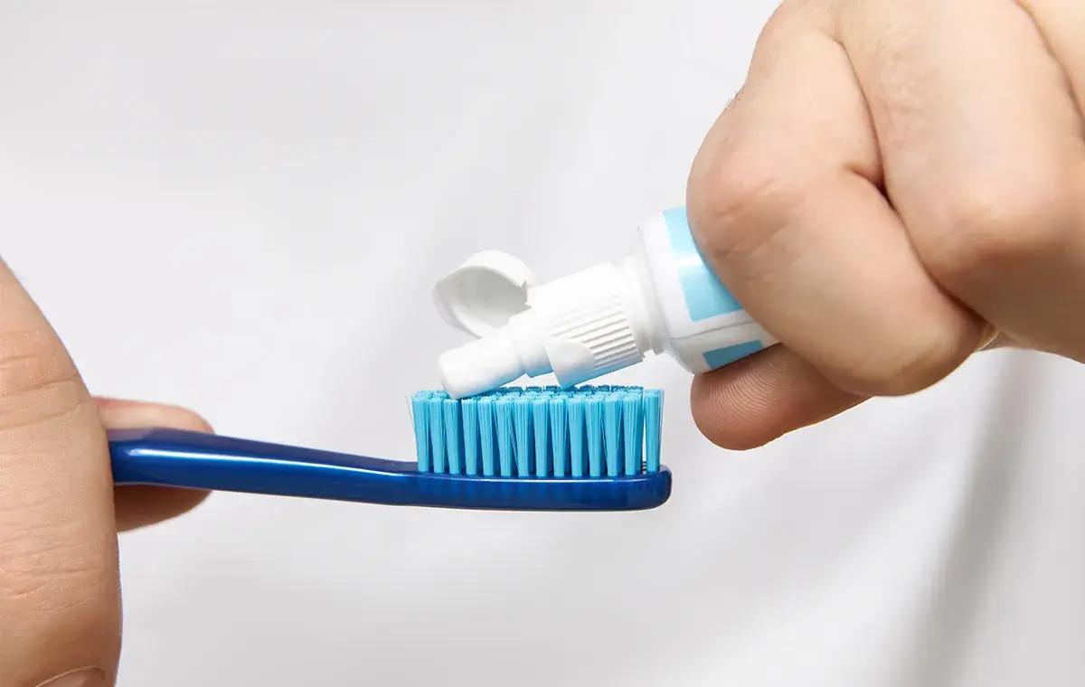 مراحل استفاده از خمیردندان برای از بین بردن لک صورت