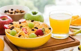 بهترین صبحانه برای افزایش قد شامل تخم‌مرغ، میوه و غلات کامل