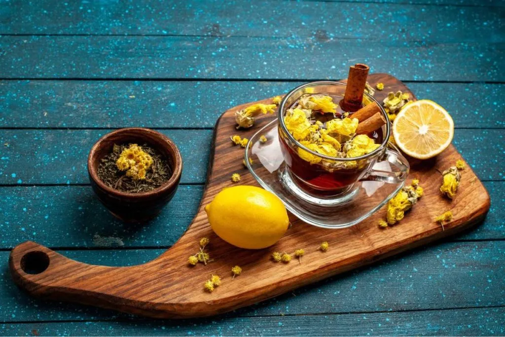 دمنوش گل محمدی معطر در قوری پیرکس برای آرامش معده عصبی.