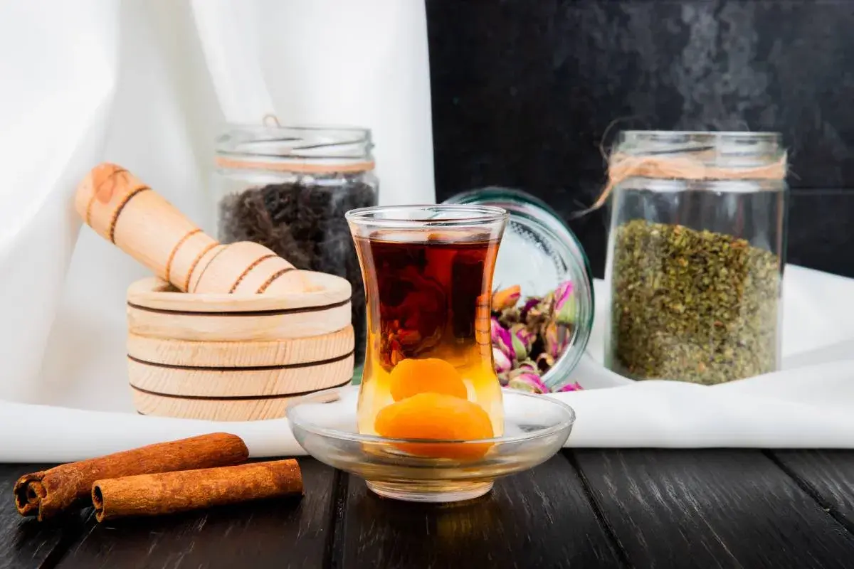 ریشه گیاه شیرین‌بیان و دمنوش درمانی برای بازسازی مخاط معده.