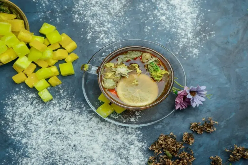 برگ‌های سبز نعنا در لیوان دمنوش برای بهبود نفخ و هضم غذا.