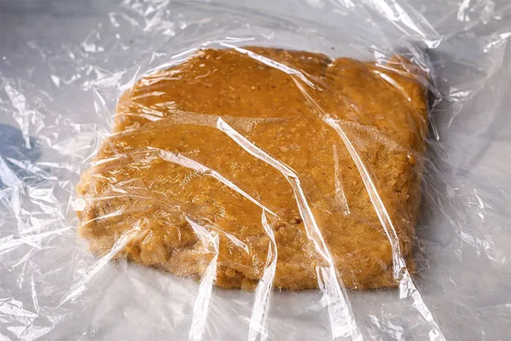 سلفون کشیدن روی خمیر شیرینی نخودچی