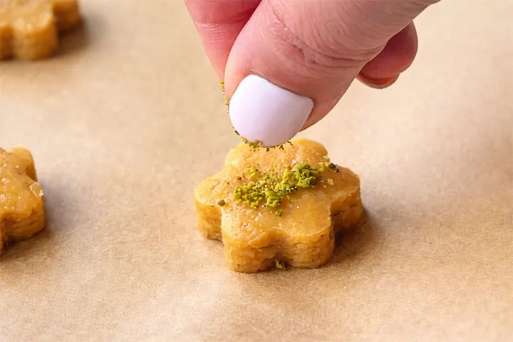 تزئین شیرینی نخودچی