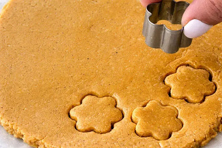 قالب زدن شیرینی نخودچی