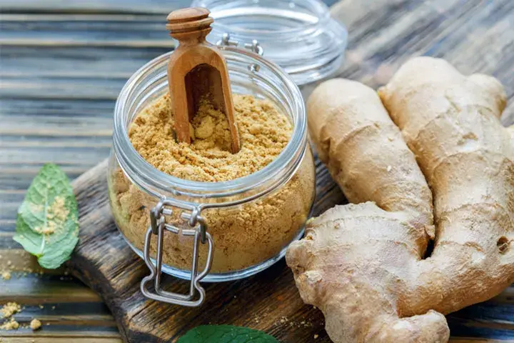 اضافه کردن زنجبیل به آب جوش