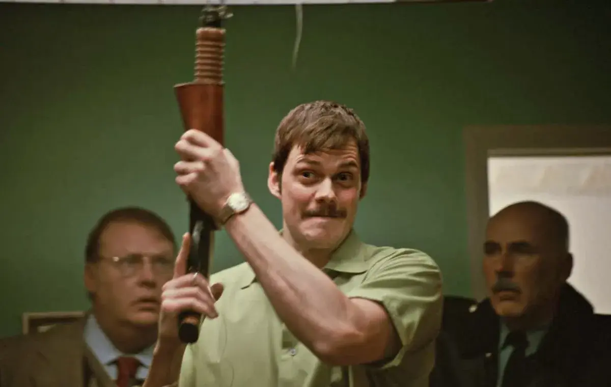 اخطار مرد مرده (Dead Man’s Wire)