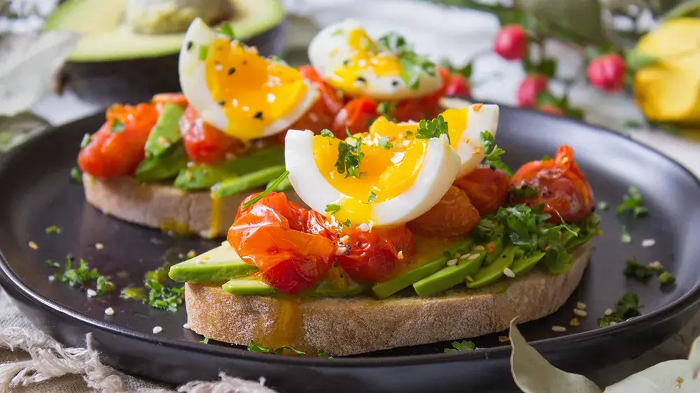 نان تست سبوس‌دار با آووکادو و تخم‌مرغ منبع ویتامین دی و آرژنین